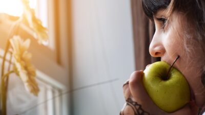 girl eating an apple Hungry Kids in the Learning Environment