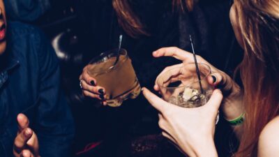 teens drinking alcoholic drinks